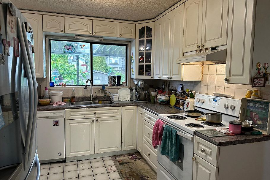 332 W 14th Street North Vancouver, BC - 4