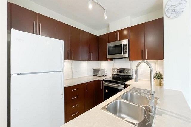 401 7088 Mont Royal Square Vancouver, BC - 8