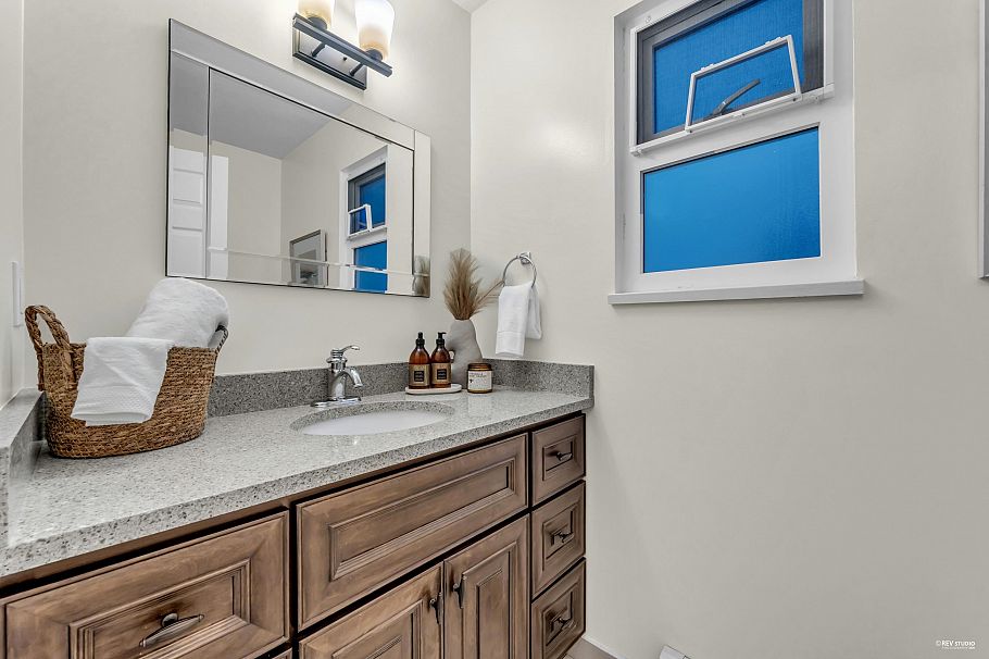 3661 Blenheim Street Vancouver, BC - 11