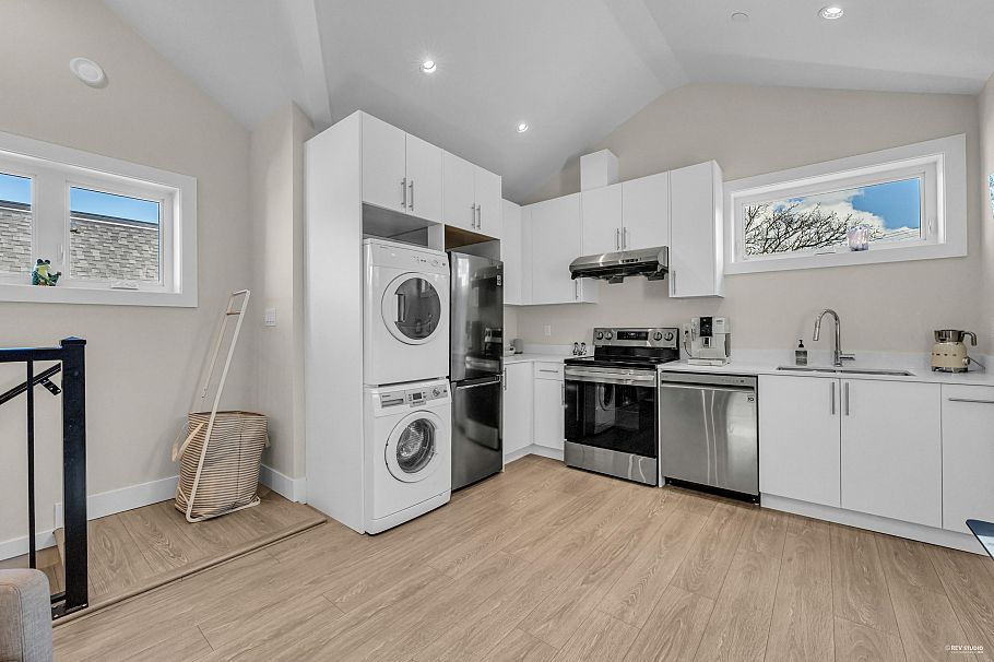 4112 W 11th Avenue Vancouver, BC - 28