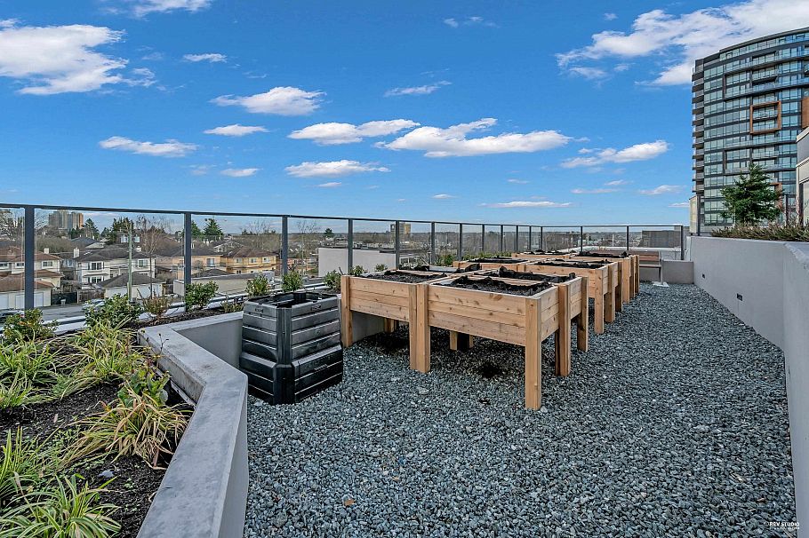 305 8415 Granville Street Vancouver, BC - 6