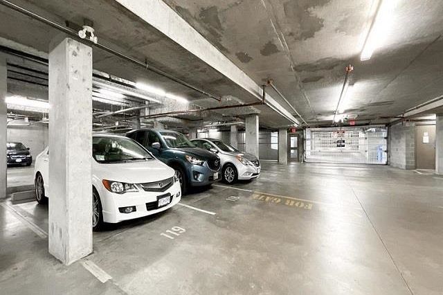 401 7088 Mont Royal Square Vancouver, BC - 16