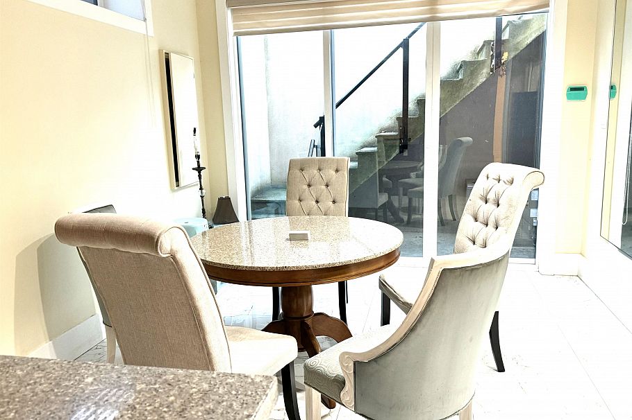 1562 W 40th Avenue Vancouver, BC - 15