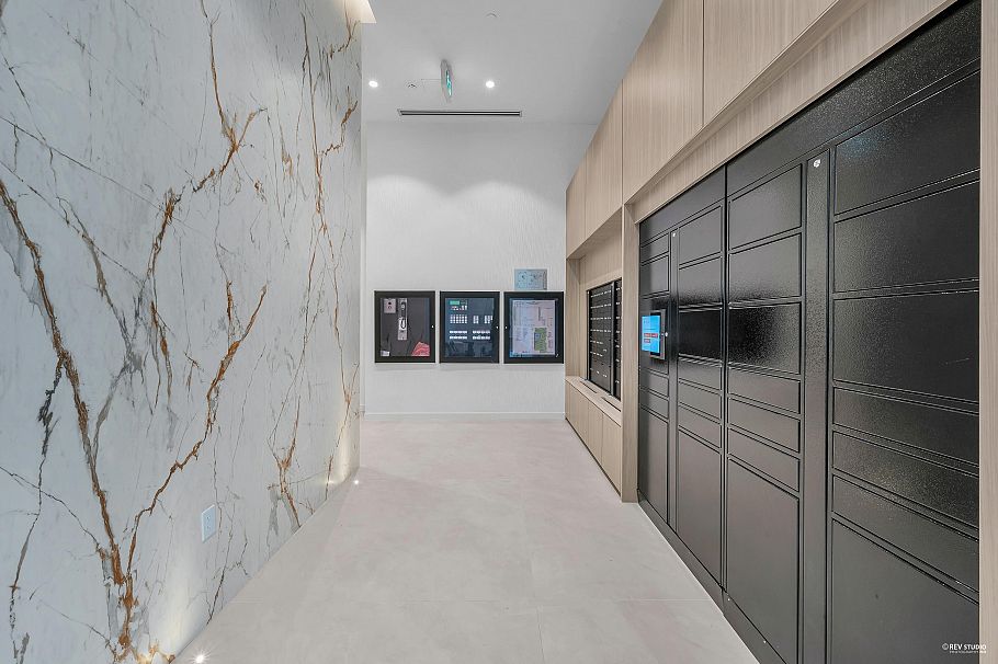 305 8415 Granville Street Vancouver, BC - 2