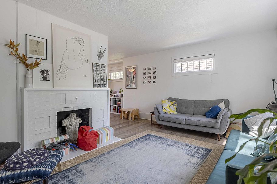 2325 W 8th Avenue Vancouver, BC - 10