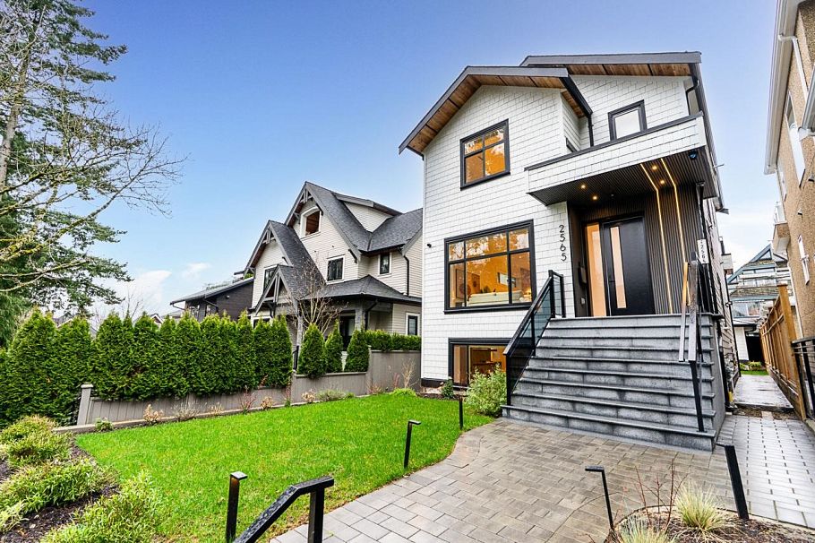 2565 W 2nd Avenue Vancouver, BC - 1