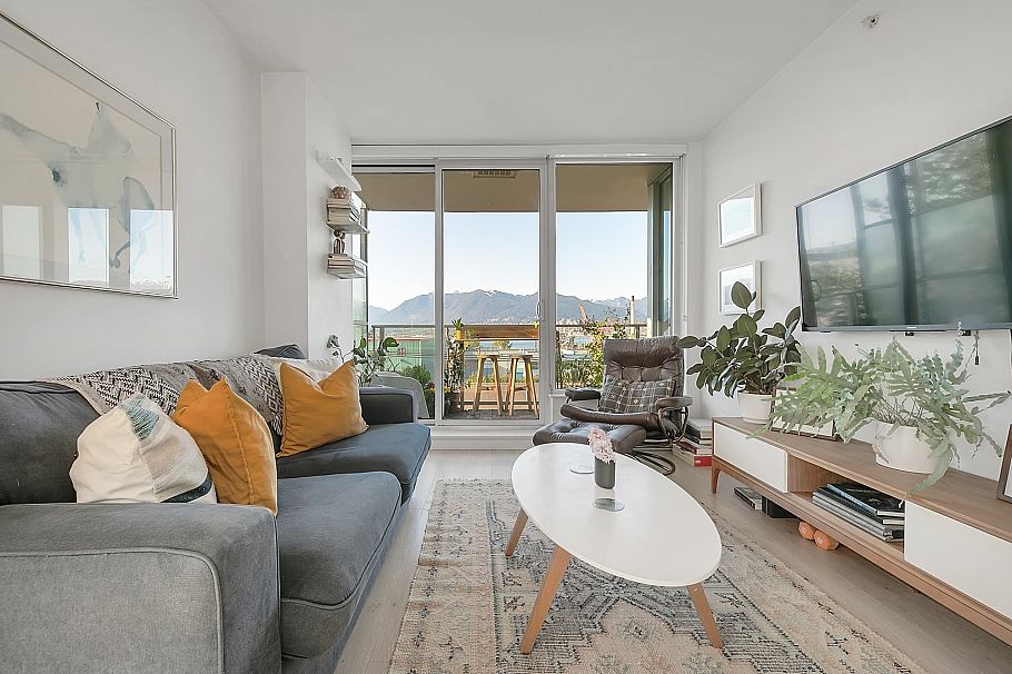 302 933 E Hastings Street Vancouver, BC - 4