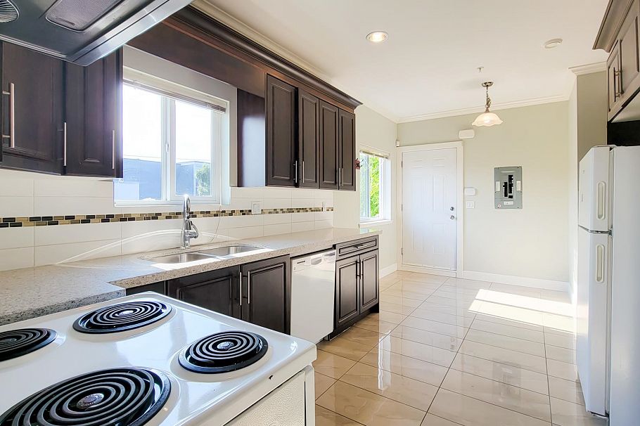 3096 E 26th Avenue Vancouver, BC - 9