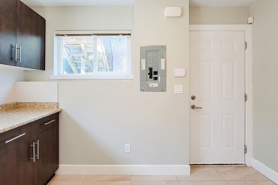 3096 E 26th Avenue Vancouver, BC - 30