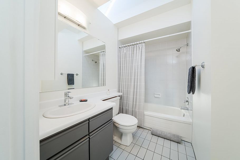 141 W 13th Avenue Vancouver, BC - 11