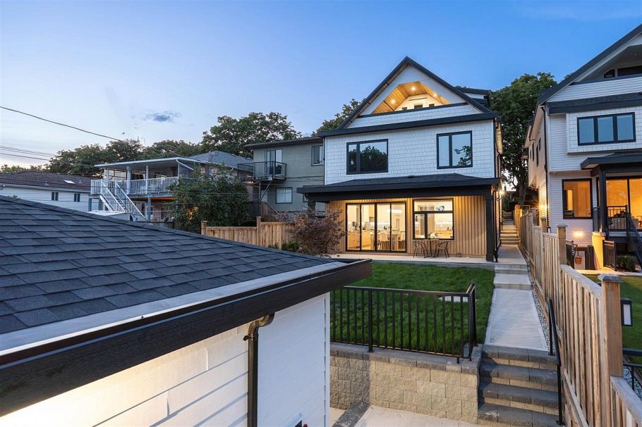 2 3576 E Pender Street Vancouver, BC - 30