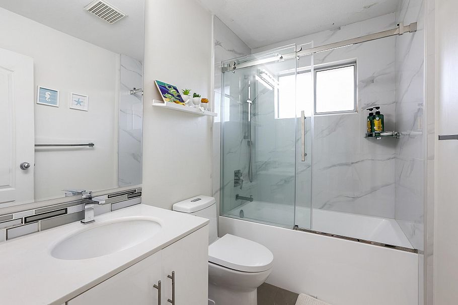 10 838 Tobruck Avenue North Vancouver, BC - 17