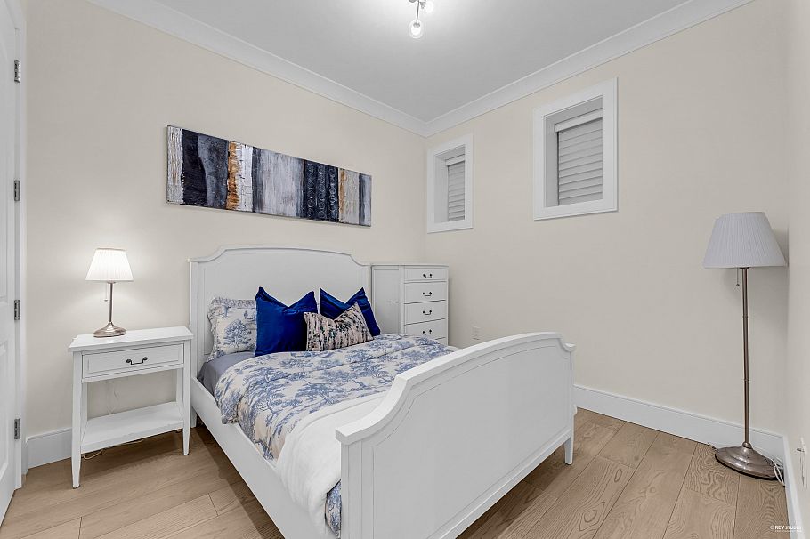 4112 W 11th Avenue Vancouver, BC - 31