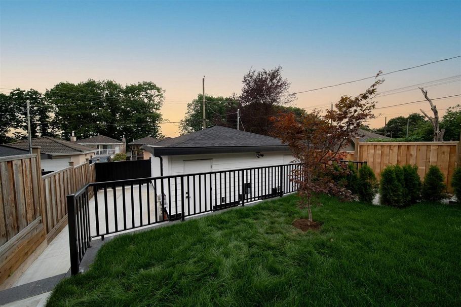 2 3576 E Pender Street Vancouver, BC - 31