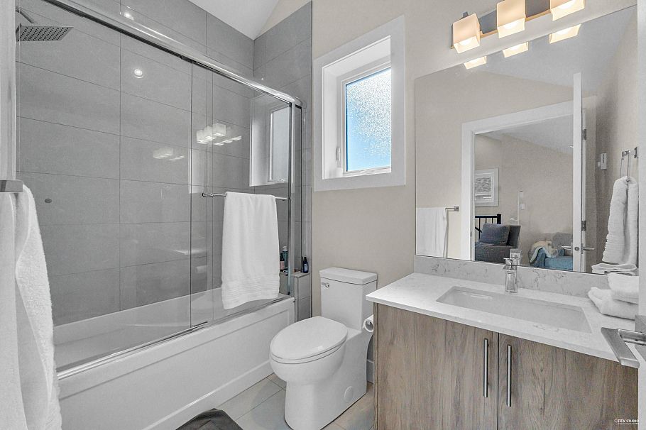 4112 W 11th Avenue Vancouver, BC - 30