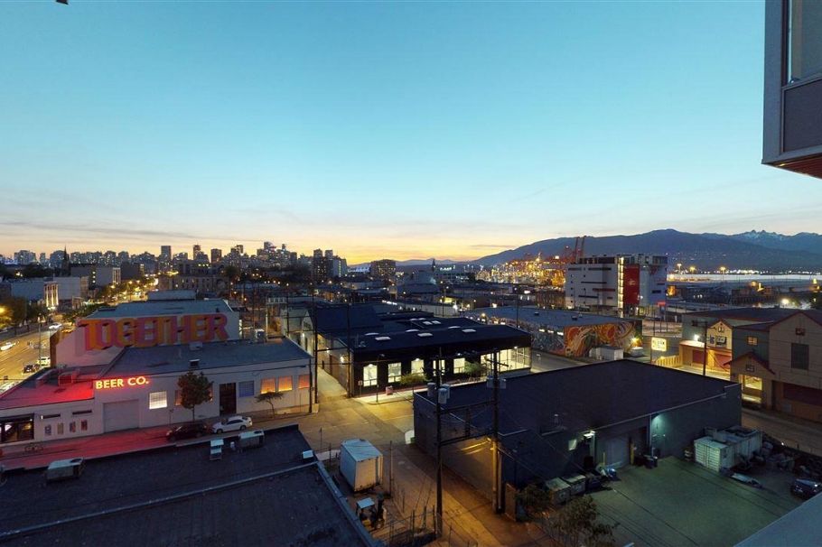 302 933 E Hastings Street Vancouver, BC - 1