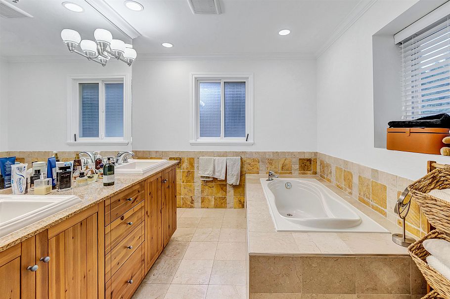 1219 Arborlynn Drive North Vancouver, BC - 32