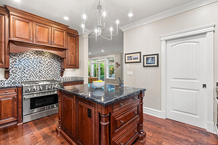 452 Tempe Crescent North Vancouver, BC - 11