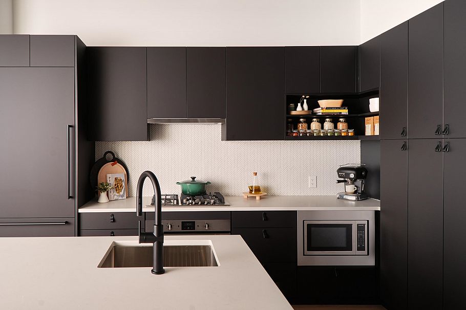 208 1680 East 12th Avenue Vancouver, BC - 4