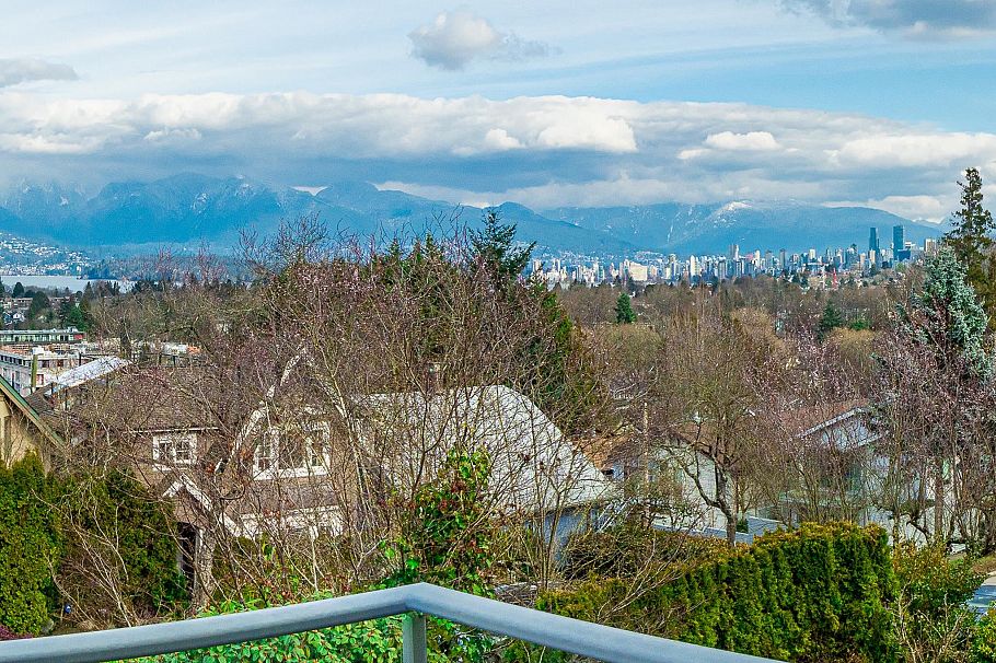 3762 W 13th Avenue Vancouver, BC - 2