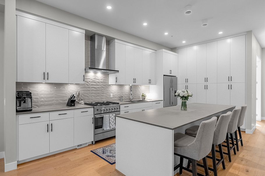 4676 Capilano Road North Vancouver, BC - 4