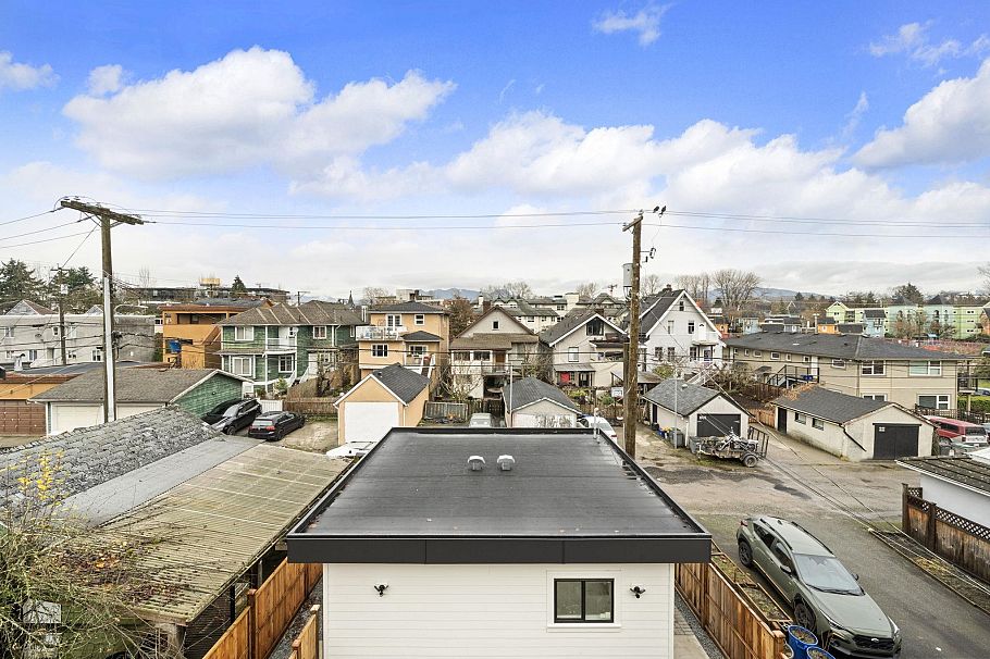 2 1967 E 13th Avenue Vancouver, BC - 31