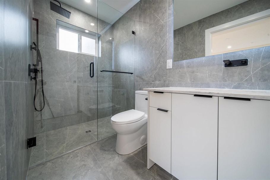 2 3576 E Pender Street Vancouver, BC - 24