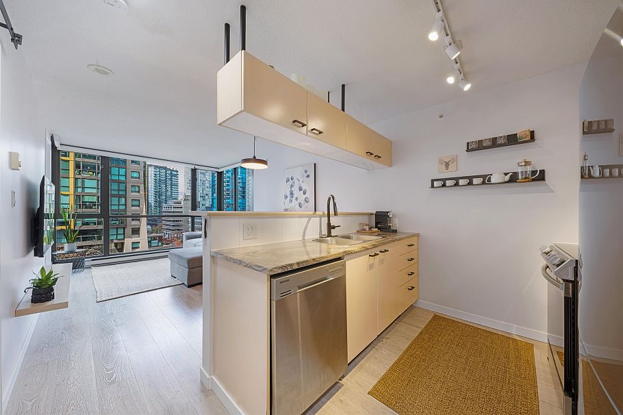 306 1331 Alberni Street Vancouver, BC - 11