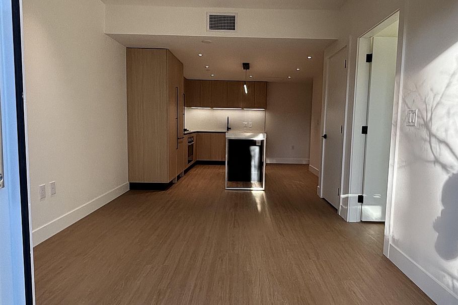 113 2235 E Broadway Vancouver, BC - 4