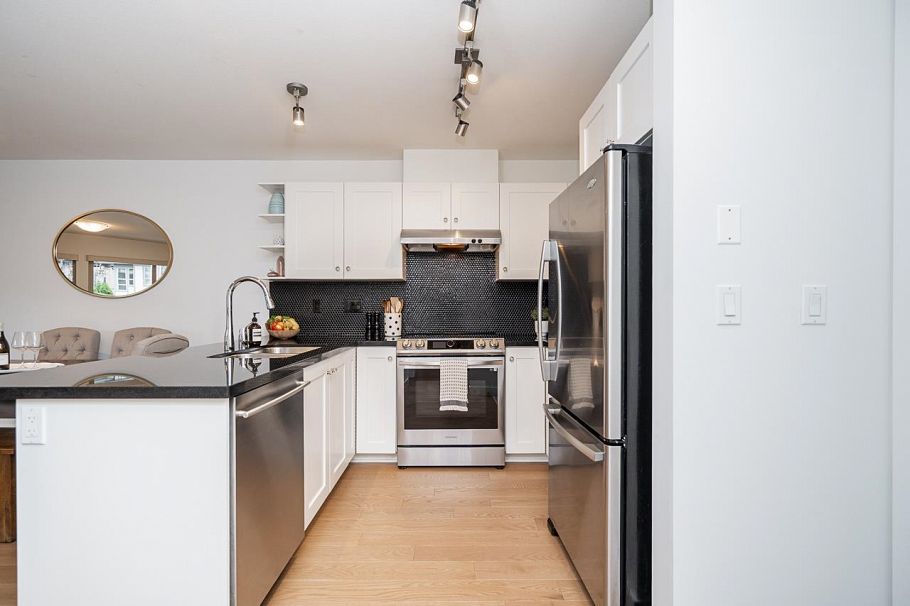 326 738 E 29th Avenue Vancouver, BC - 3