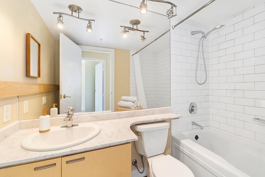 1106 1200 W Georgia Street Vancouver, BC - 5