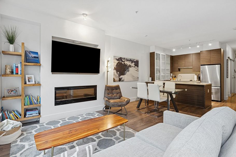 406 3606 Aldrecrest Drive North Vancouver, BC - 6