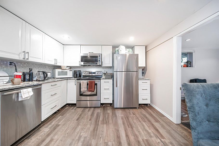 2779 W 13th Avenue Vancouver, BC - 36