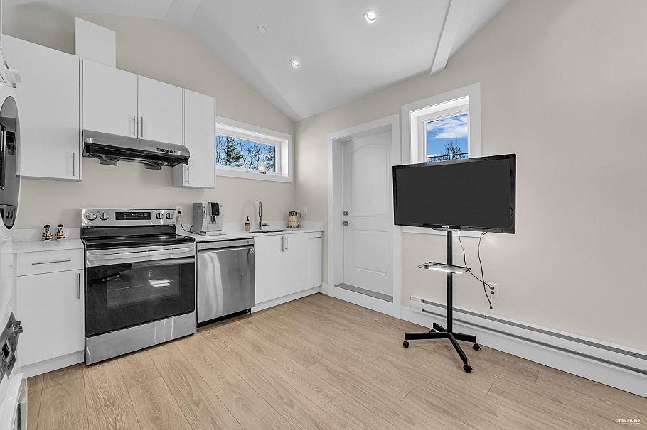 4112 W 11th Avenue Vancouver, BC - 27