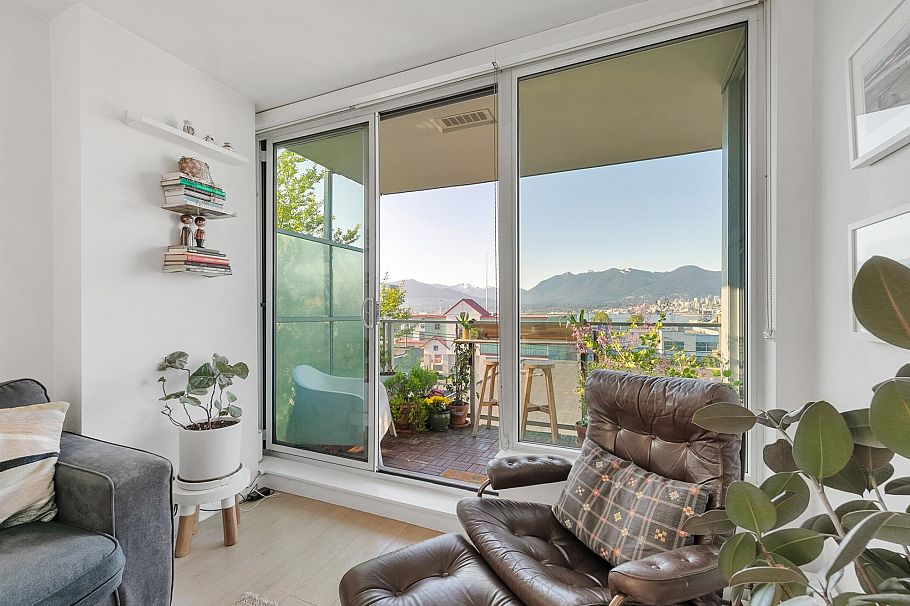 302 933 E Hastings Street Vancouver, BC - 3