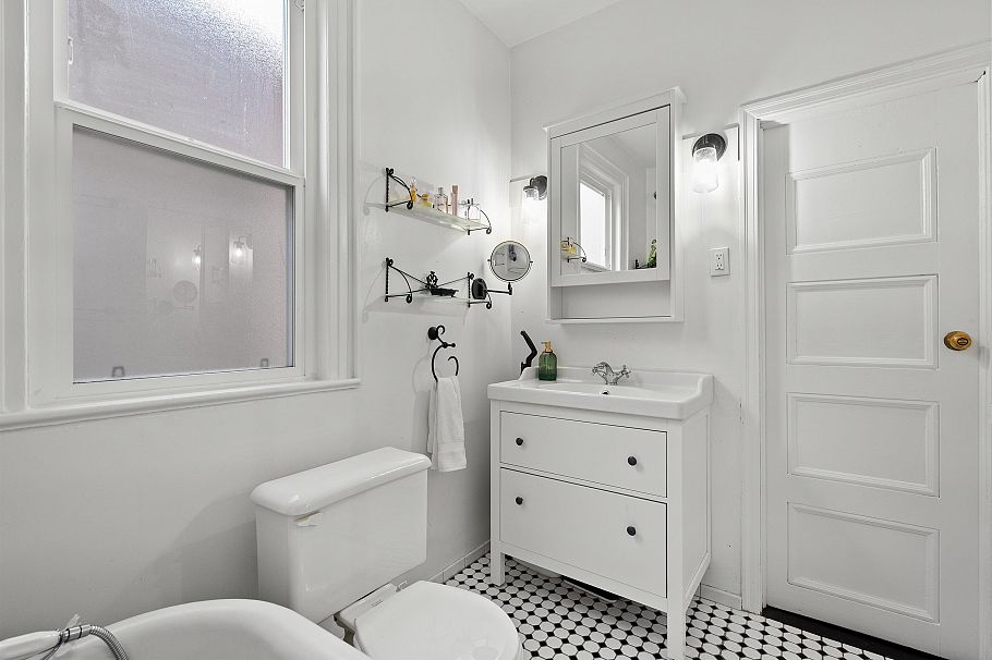 1829 1831 W 2nd Avenue Vancouver, BC - 20