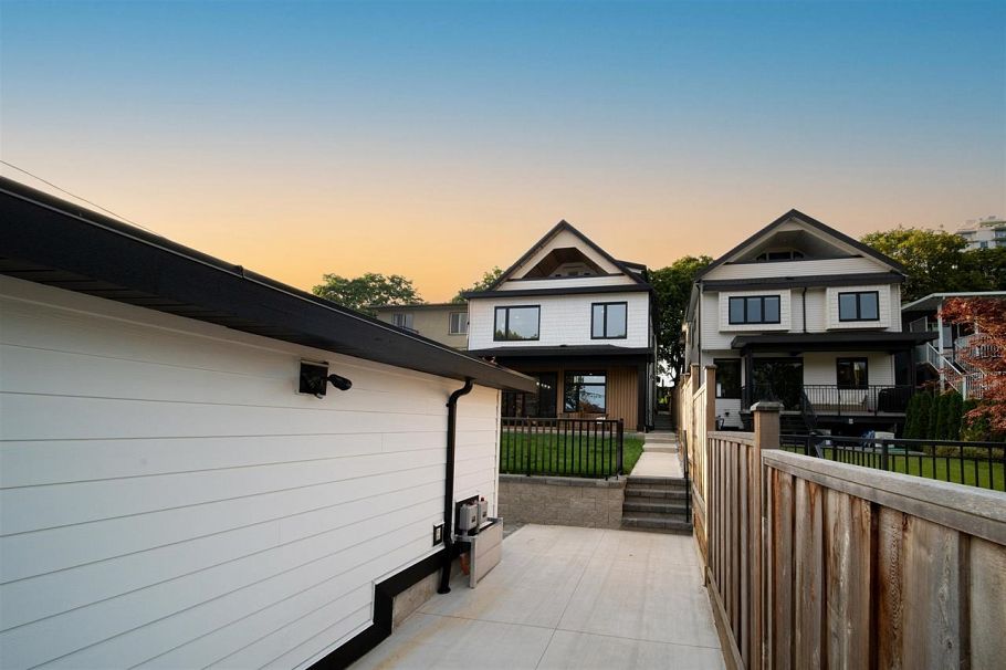 2 3576 E Pender Street Vancouver, BC - 32