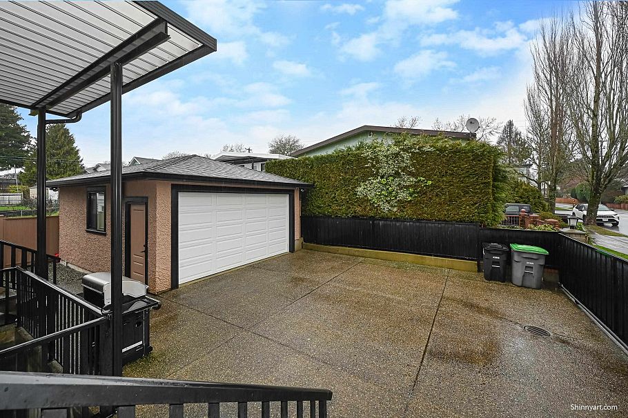 1091 E 55th Avenue Vancouver, BC - 2