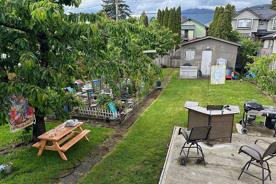 332 W 14th Street North Vancouver, BC - 5