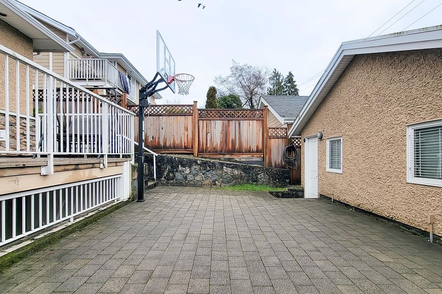 203 E 18th Street North Vancouver, BC - 24