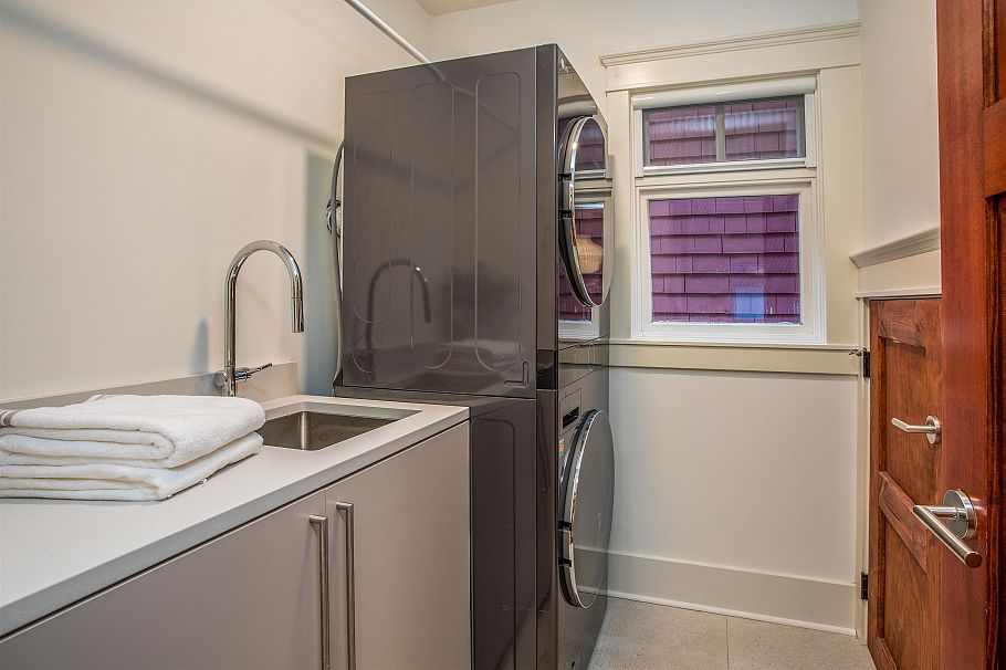 3242 W 3rd Avenue Vancouver, BC - 29