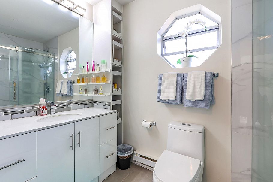 10 838 Tobruck Avenue North Vancouver, BC - 12