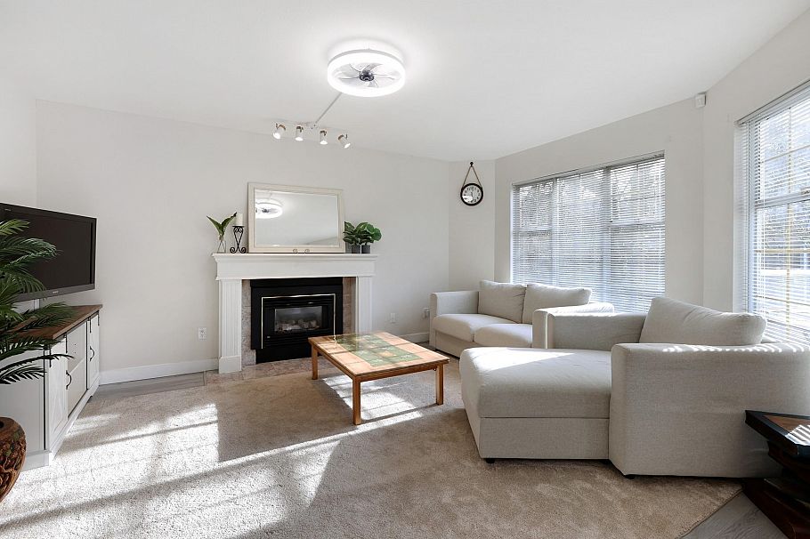 10 838 Tobruck Avenue North Vancouver, BC - 2