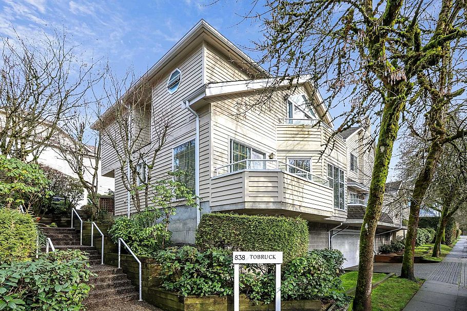 10 838 Tobruck Avenue North Vancouver, BC - 1