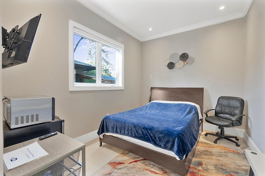 512 W 23rd Street North Vancouver, BC - 24