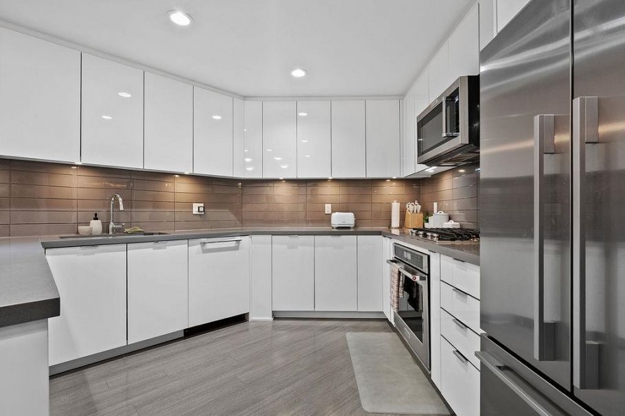 229 255 W 1st Street North Vancouver, BC - 2