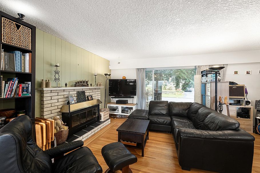 2041 Tompkins Crescent North Vancouver, BC - 3