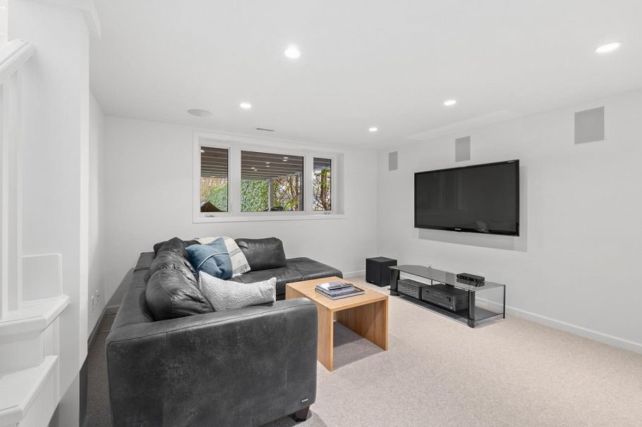 3881 W 14th Avenue Vancouver, BC - 30