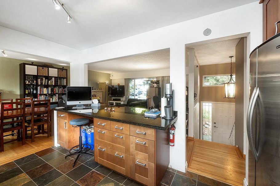 2041 Tompkins Crescent North Vancouver, BC - 14