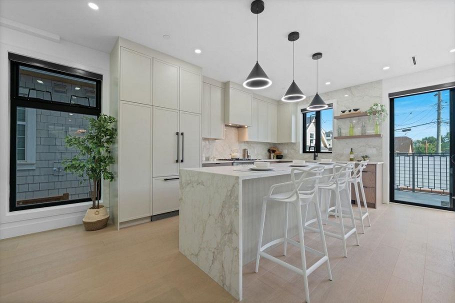 3 2282 E 8th Avenue Vancouver, BC - 2